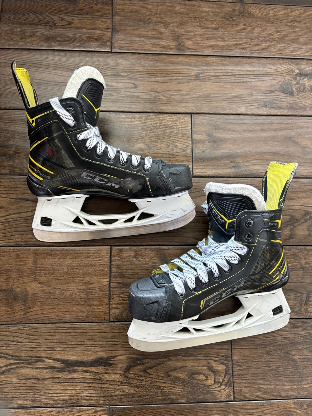CCM Super Tacks 9370 Junior Ice Hockey Skates
